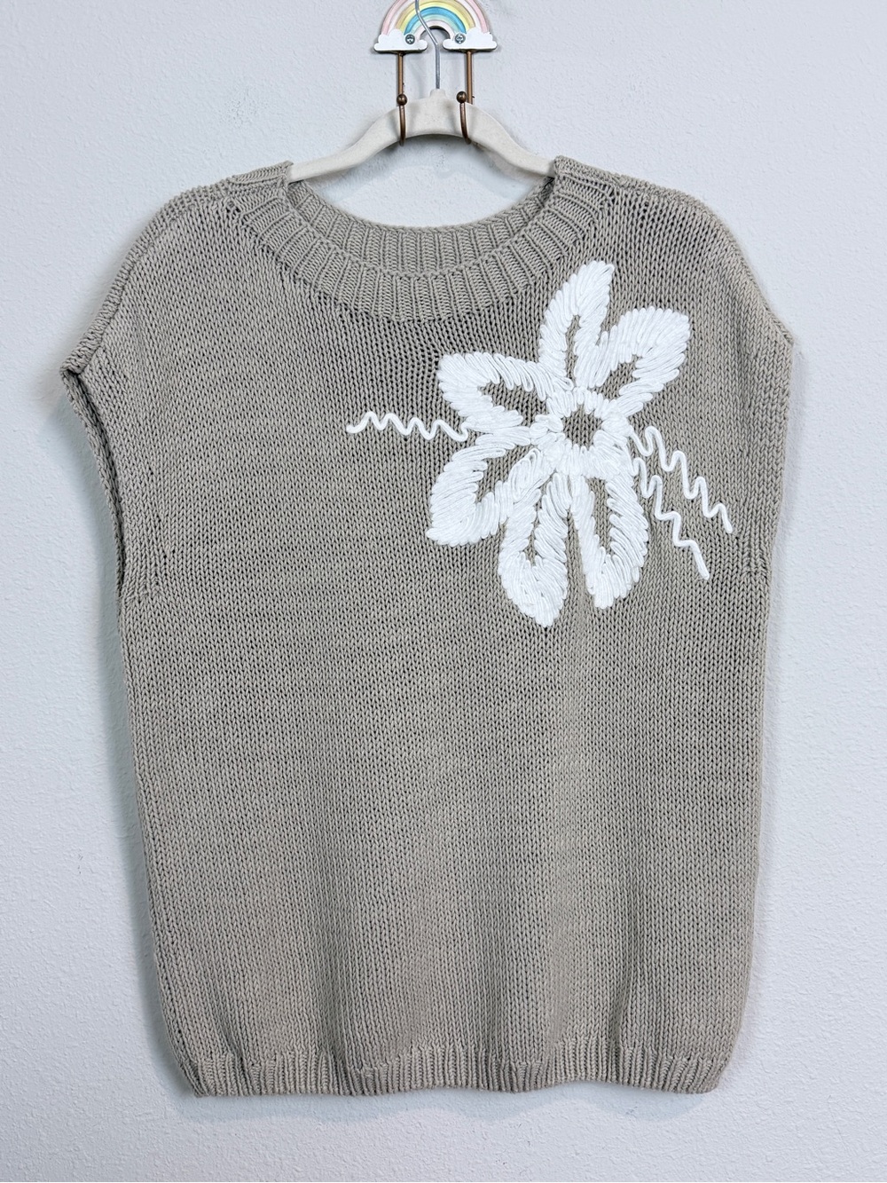 Donna Karan Weekend Tan Crewneck Sleeveless Sweater with White Floral Knit M